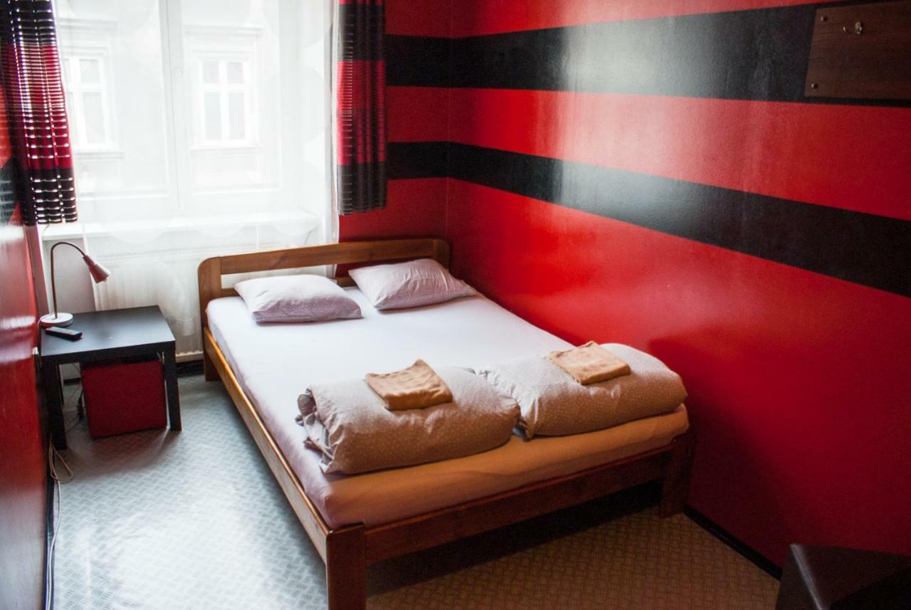 Smocza Jama Hostel *
